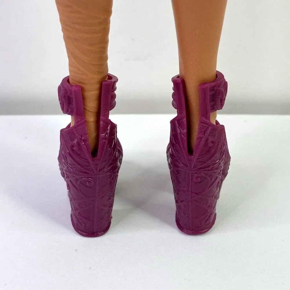 Monster High Doll G3 Draculaura Buried Secrets Scaremester Style Maroon Shoes